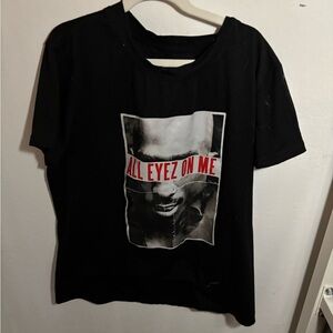 “All eyes on me” 2-pac T-shirt
Lightly worn